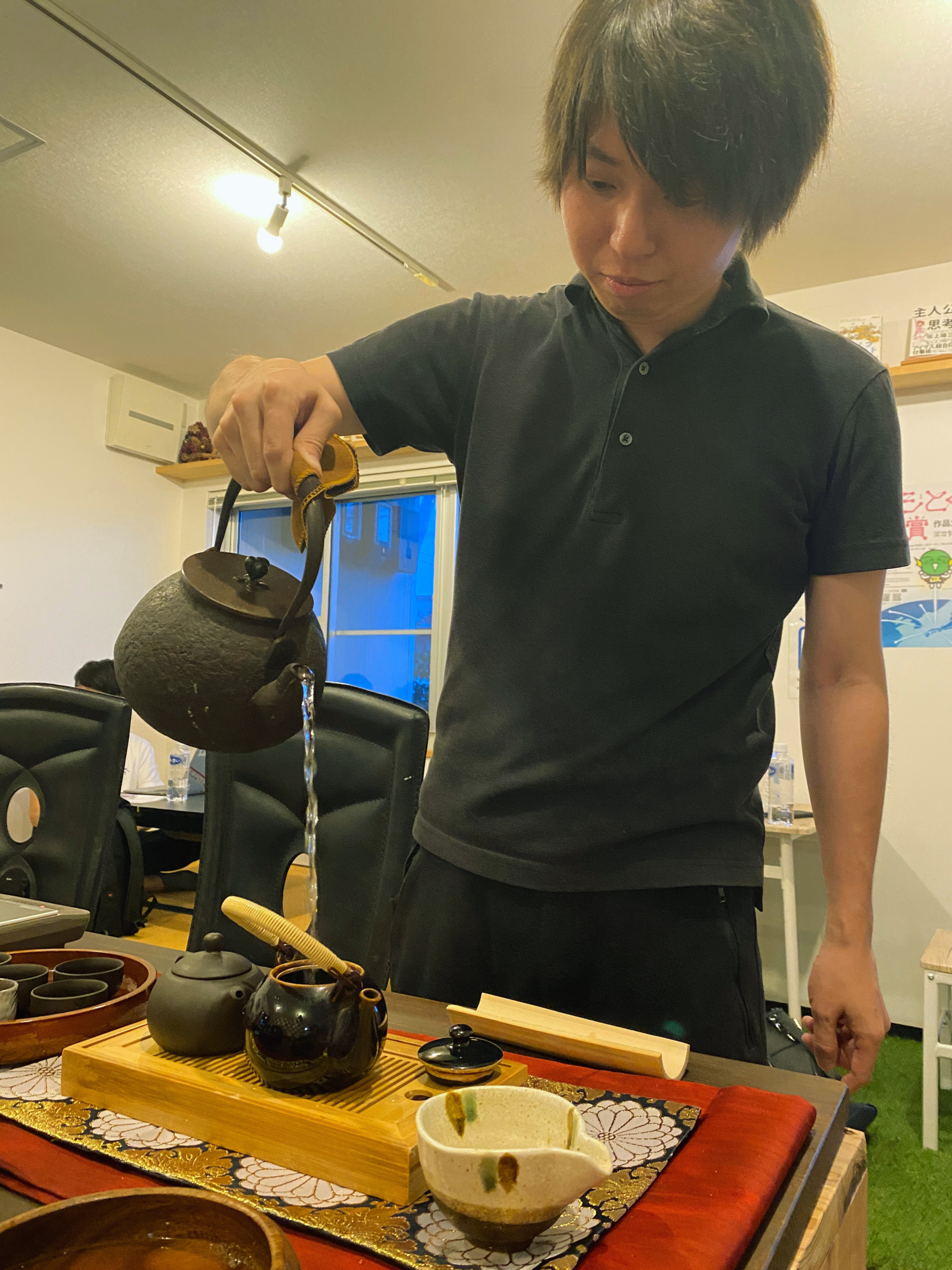 お茶を淹れる様子